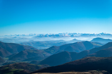 Vista panorâmica da montanha Artzamendi no País Basco francês