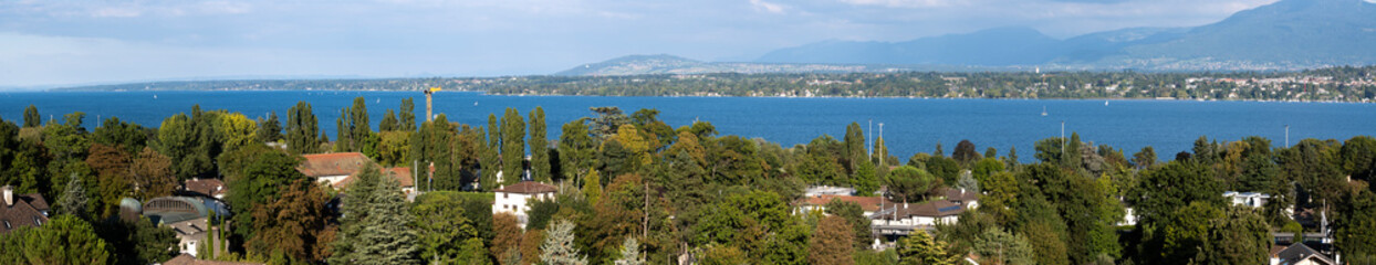 Fototapeta na wymiar Panorama sur les alpes ,le lac de Genève depuis Chambésy