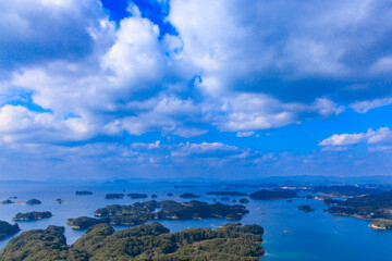 長崎県の九十九島の景色と青空と白い雲