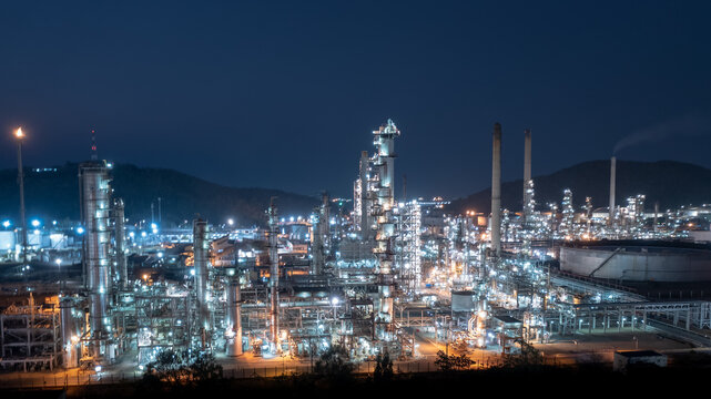 Chemical industry storage tank and oil refinery in Industrial Plant at night over lighting, Fuel and power generation, petrochemical factory industry zone © SHUTTER DIN