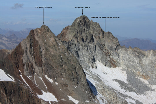 Pirineos Pic Long, Pic Badet y glaciar Pays Bach&eacute; vista desde Campbieil 3.173m nombres de las monta&ntilde;as marcados