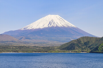 Fototapeta premium 春の富士山と本栖湖 山梨県
