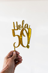 mano sosteniendo cartel de hola 50 años  © patoouupato