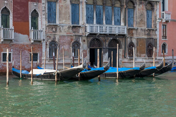 Fototapeta na wymiar Gondeln vor einem alten Palast, Canal Grande, Venedig