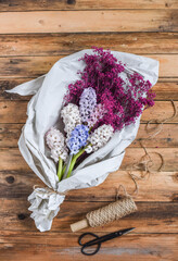 Blumenstrauß mit Hyazinthen und Schleierkraut in Papier verpackt, Blumen im Frühling