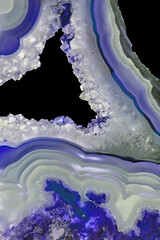 Quarzkristalle in hellblauer Achatscheibe auf Schwarz