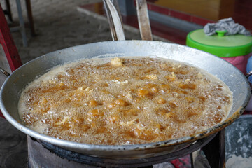 Fry the floured chicken in hot oil in a large skillet. This fried chicken is flour fried chicken that is usually sold at cheap prices on the roadside.
