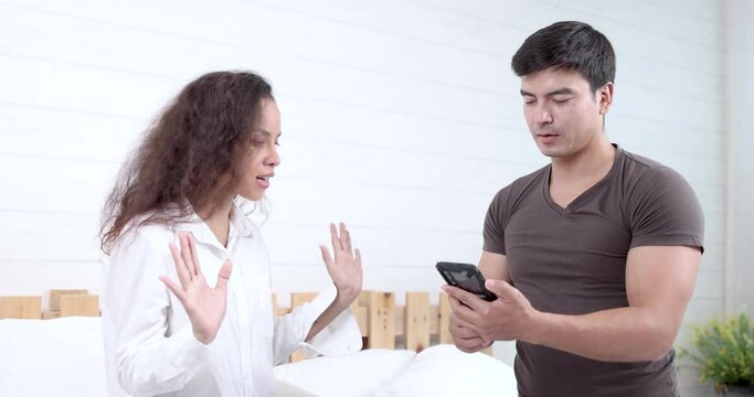 Husband arguing with his girlfriend, Because she plays too many mobile phones, distrust and infidelity, Divorce.