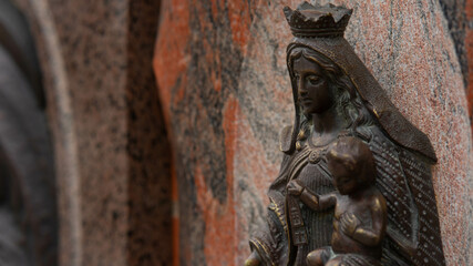 Fototapeta na wymiar Escultura de la Virgen María con niño Jesús