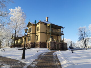 Fototapeta na wymiar Homestead in the snow Loshitsky park