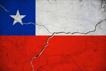 An image of the Chile flag on a wall with a crack.