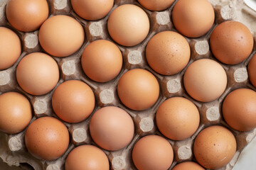 Huevos de gallina en jaba vista cenital diagonal