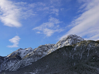 scenico panorama dolomitico immerso nella neve