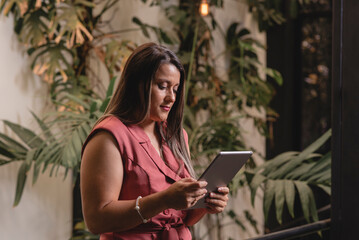 Hermosa mujer latina de negocios con una tableta digital en sus manos	