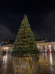 Sapin de Noel de nuit sur une place à Dijon, Bourgogne