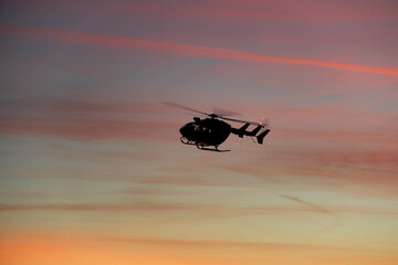 Fototapeta na wymiar Hélicoptère du PGHM au coucher du soleil