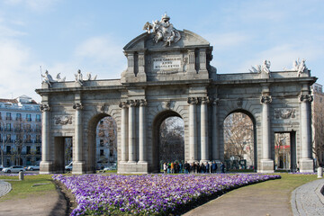 Obraz premium Beautiful view of Puerta de Alcala in a sunny day. Old granite entrance in Madrid, Spain
