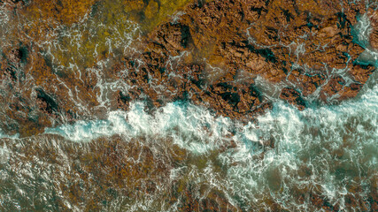 Mar batendo nas pedras