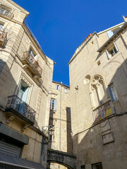 Fototapeta na wymiar Immeubles du quartier de l'Ecusson à Montpellier, Occitanie