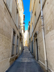 Fototapeta na wymiar Ruelle médiévale du quartier de l’Ecusson à Montpellier, Occitanie
