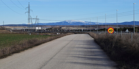 Paisaje de carreteras atravesando paisaje otoñal.