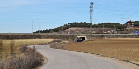 Paisaje de carreteras atravesando paisaje otoñal.