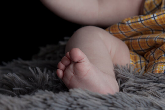 Petit pied de b&eacute;b&eacute; sur un plaid