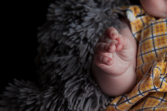 D&eacute;tail de doigts de b&eacute;b&eacute; avec un plaid