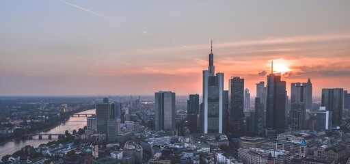 Schöne Skyline in Frankfurt am Main, Deutschland. Weites Panorama-Stadtbild bei Sonnenuntergang.