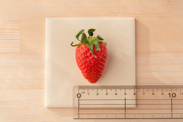 いちごの大きさを定規で測る 普通サイズ 幅3cm
