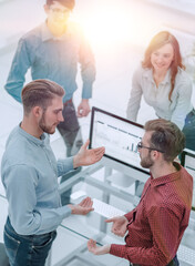 Obraz premium Business people analyze the results and discuss them.