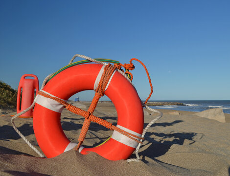 Salvavidas anaranjado en la playa