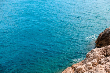 Minimalistische Küste am MIttelmeer mit Wasser und Felsen