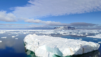 Fototapeta na wymiar Iceberg floating in weddell sea 