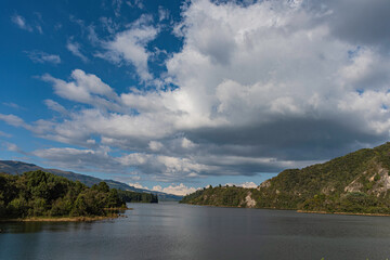 resaltando los colores que dejan los paisajes del embalse del neusa en cogua cundinamarca colombia