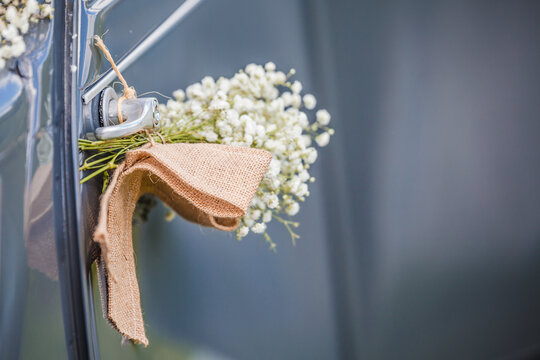 D&eacute;corations et fleurs sur une poign&eacute;e de porte lors d'un mariage