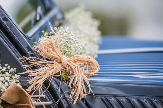 D&eacute;corations et fleurs sur une voiture de mari&eacute;s