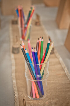 Crayons de multiples couleurs dans un pot sur une table
