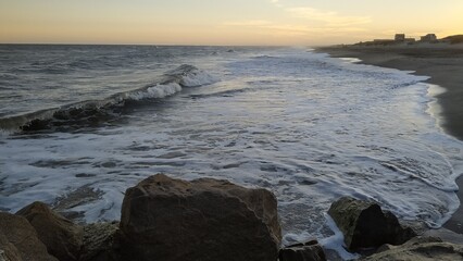Atardecer junto al mar y sus bellas olas