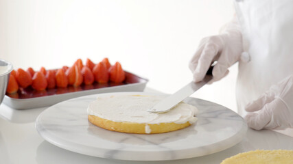 ショートケーキ　作成　パティシエ