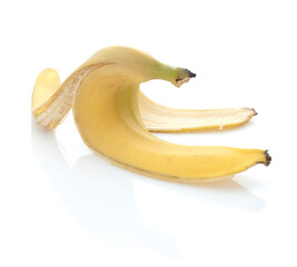 Nahaufnahme einer Bananenschale auf weißem Hintergrund