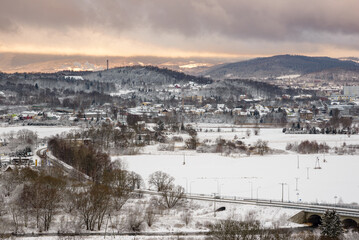 Zimowy widok na kotlinę Jeleniogórską z góry Jeleniec.