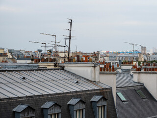 Fototapeta na wymiar Toits parisiens avec vieilles antennes de television