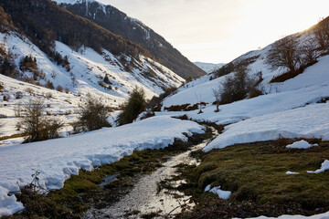 ruisseau dans les montagnes enneigées