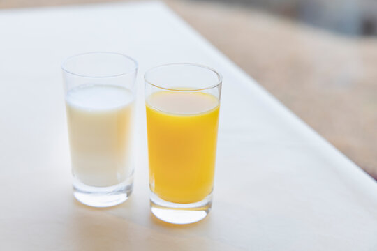 身体に良さそうなオレンジジュースと牛乳