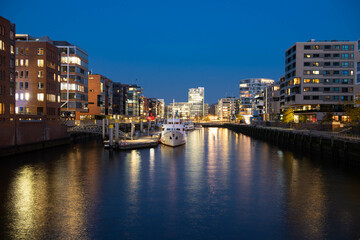 Fototapeta premium Twilight at Sandtorhafen HafenCity, Hamburg
