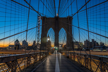 Fototapeta na wymiar View of the Silhouette of the Brooklyn Bridge at Sunrise With Manhattan in the background