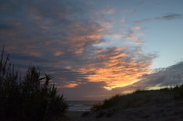 Dramático amanecer entre las dunas y el mar
