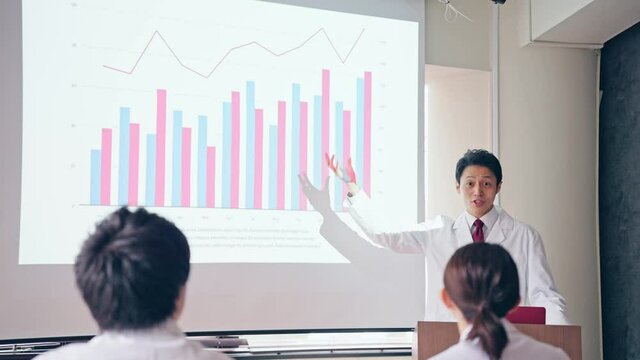講義する白衣の男性　学会　カンファレンス