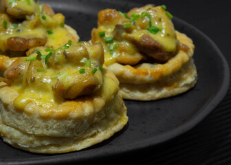 Puff pastry cases filled with chicken pieces and hollandaise sauce with onion. better known by vol-au-vent